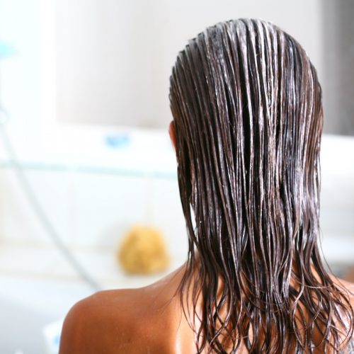 après-shampoing posé sur cheveux