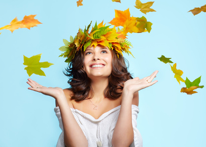 jeune femme aux feuilles