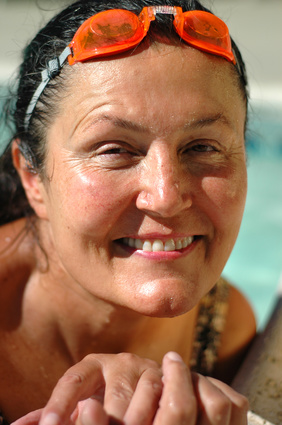 Femme bronzant