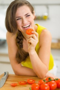 Femme mangeant une Tomate