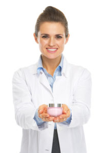 Creme dermo cosmétique présentée par une pharmacienne