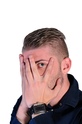 Homme qui cache sa dermite séborrhéique