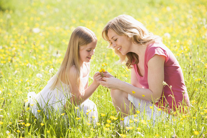 mère et fille cueillant des fleurs sauvages