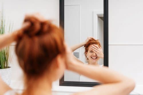 femme se regardant dans un mirroir