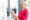 Femme mature en veste rose tenant un téléphone mobile