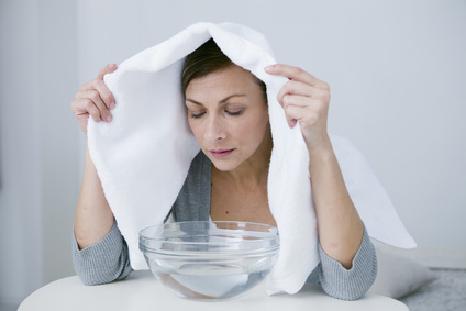 Femme faisant un sauna facial