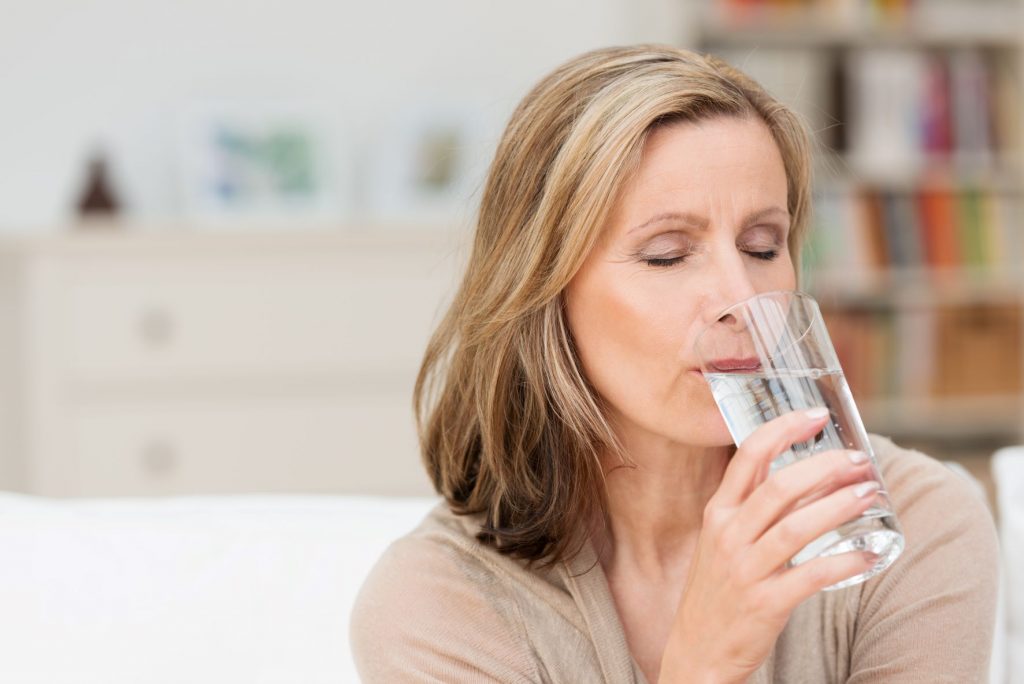 femme buvant un verre d'eau