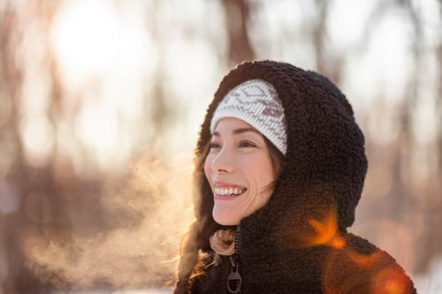 Femme se promenant dans la nature en hiver