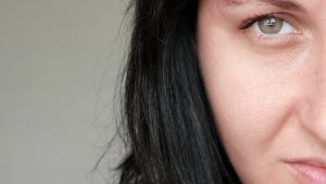 pores dilatés femme ayant les pores dilatés