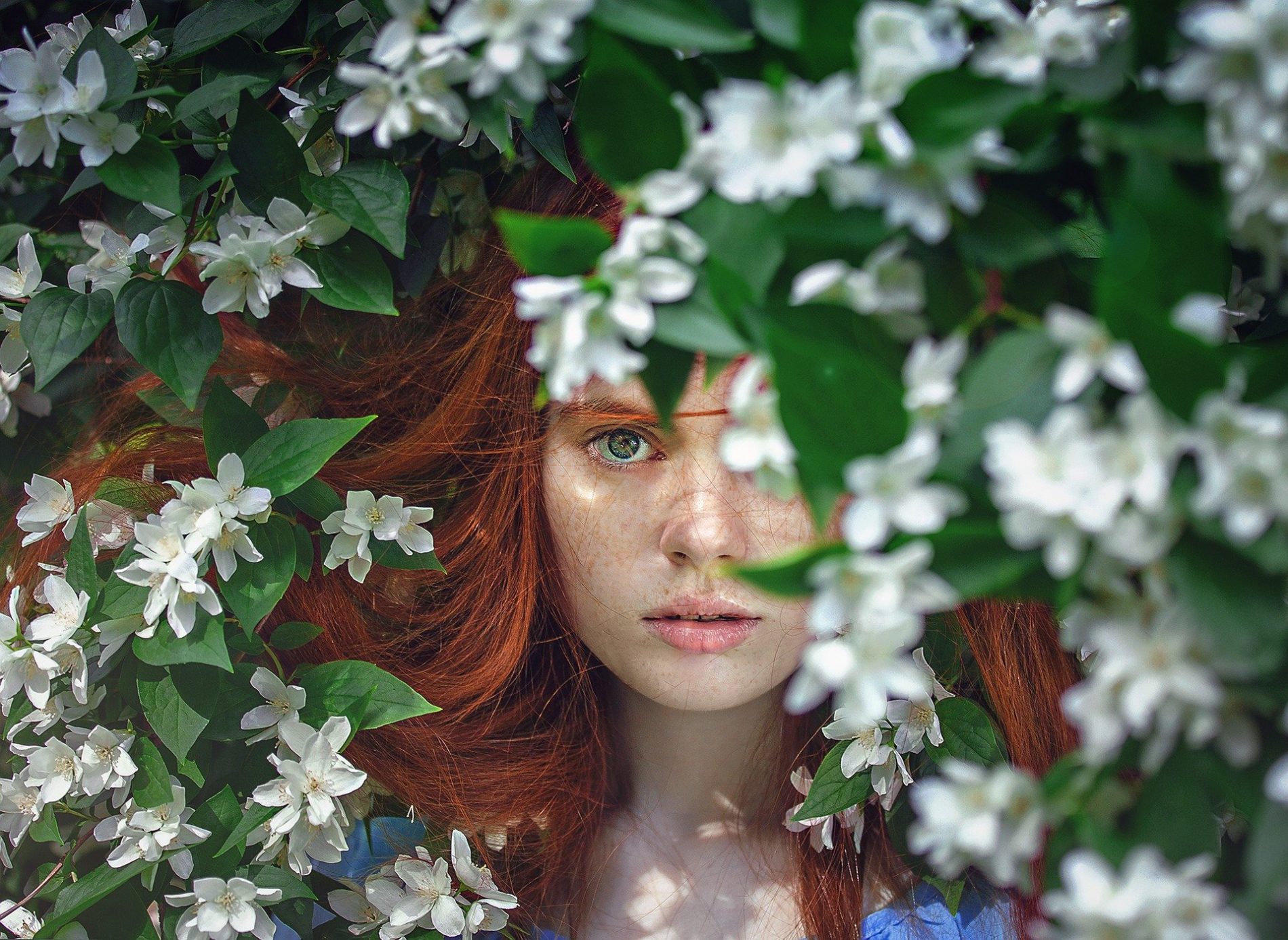 femme avec une belle peau grâce aux plantes