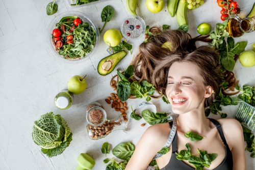 Femme entouré de nourriture saine