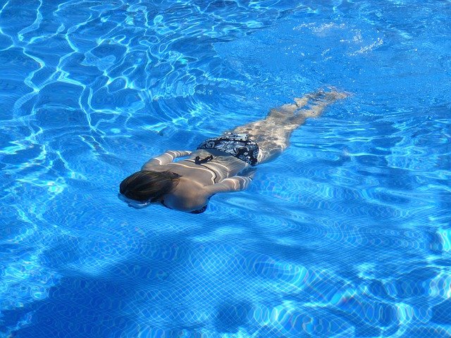 Femme nageant sous l'eau dans une piscine
