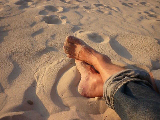 pied dans le sable
