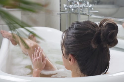 femme dans son bain