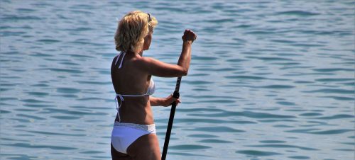 femme faisant du paddle sous le soleil