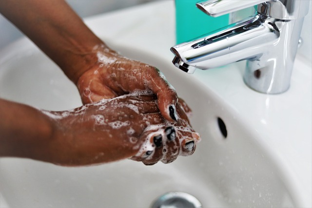 lavage-des-mains se laver les mains au savon