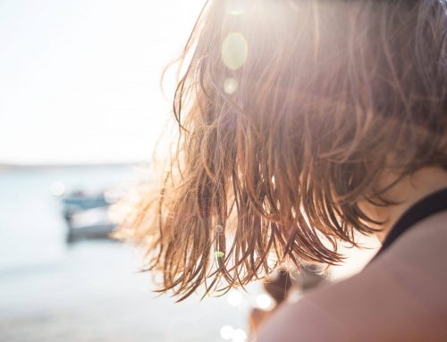 Que faire en cas de cheveux abimés après l’été ?
