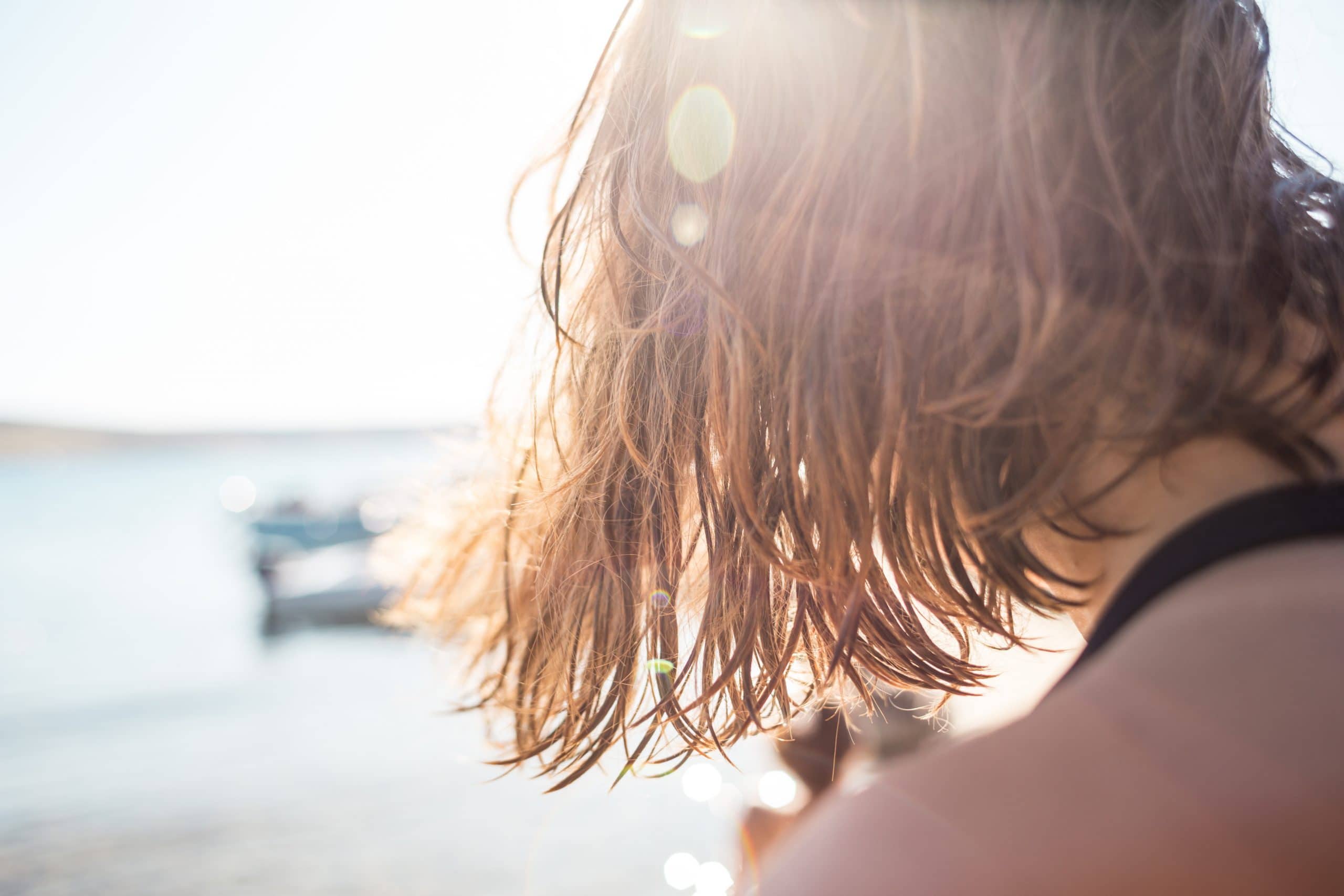 cheveux d'une femme en été