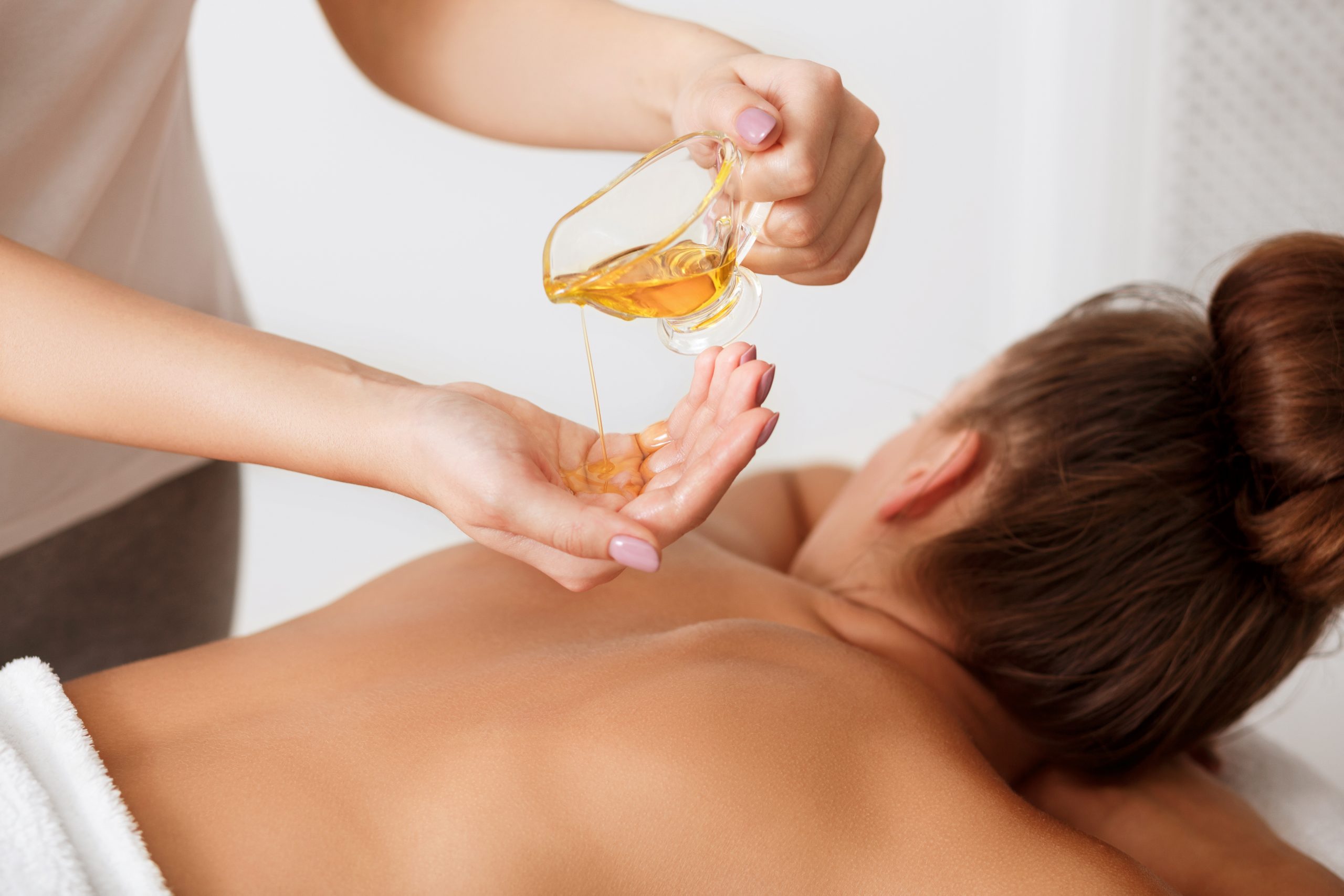 massage de la peau avec de l'huile