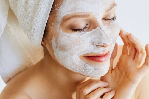 Masque argile blanche sur visage