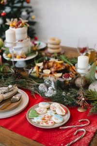 table dressée pour les fêtes