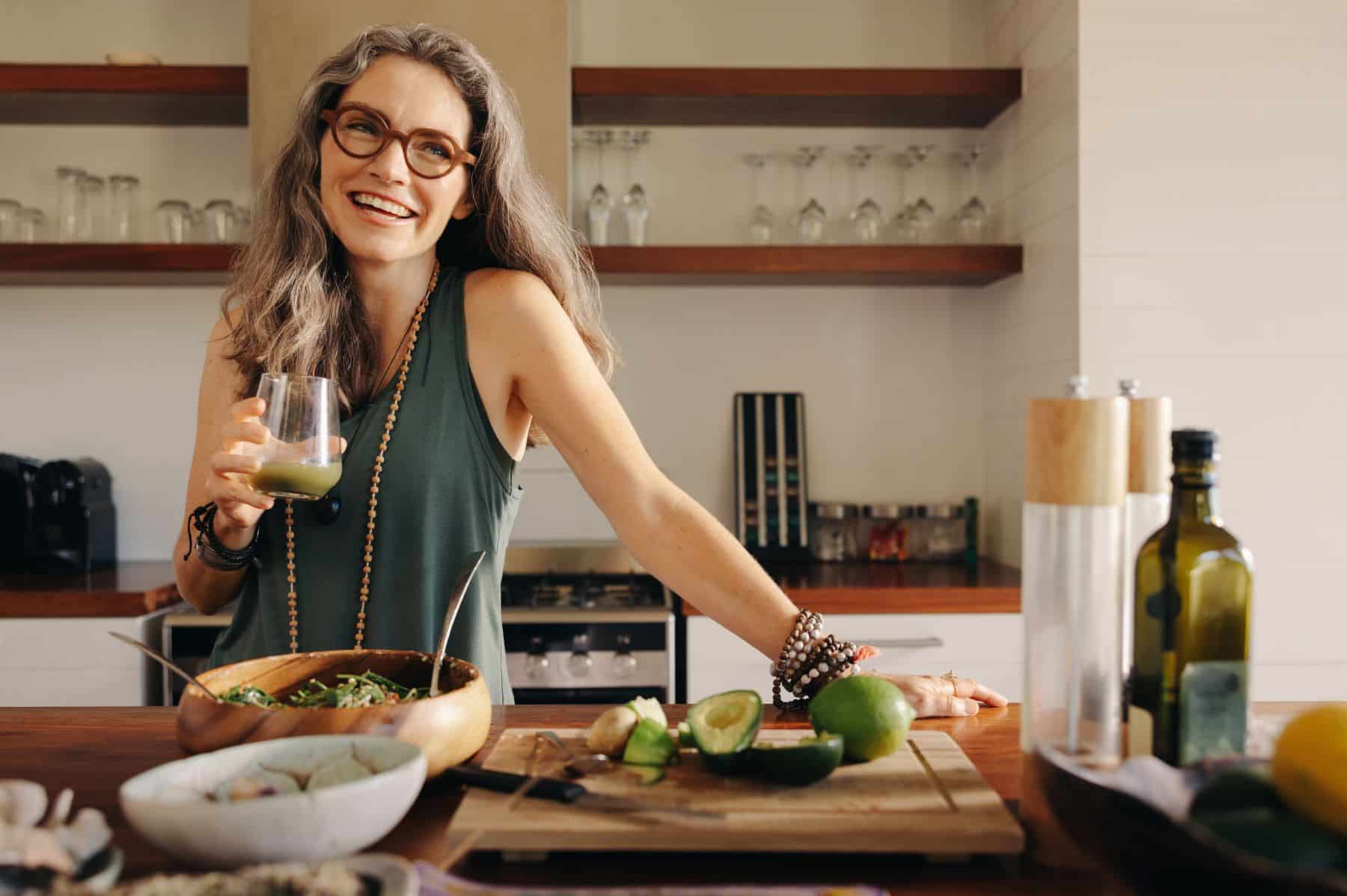 femme mangeant des aliments qui boostent l'élasticité de la peau