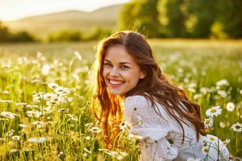 jeune femme profitant du soleil printannier