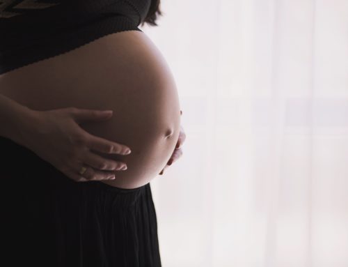 Comment éviter les vergetures liées à la grossesse?